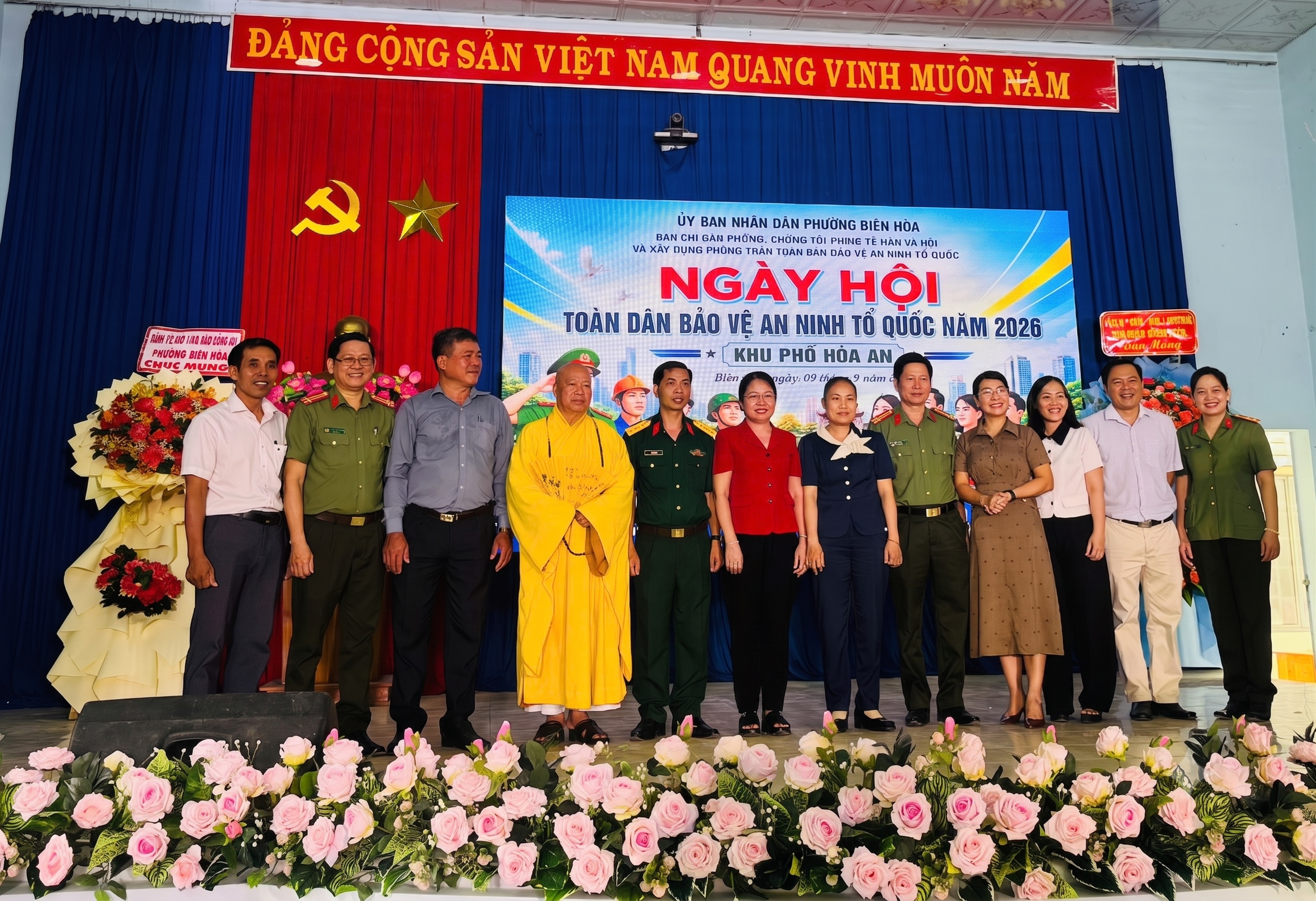 Đại biểu chụp ảnh lưu niệm tại Ngày hội.