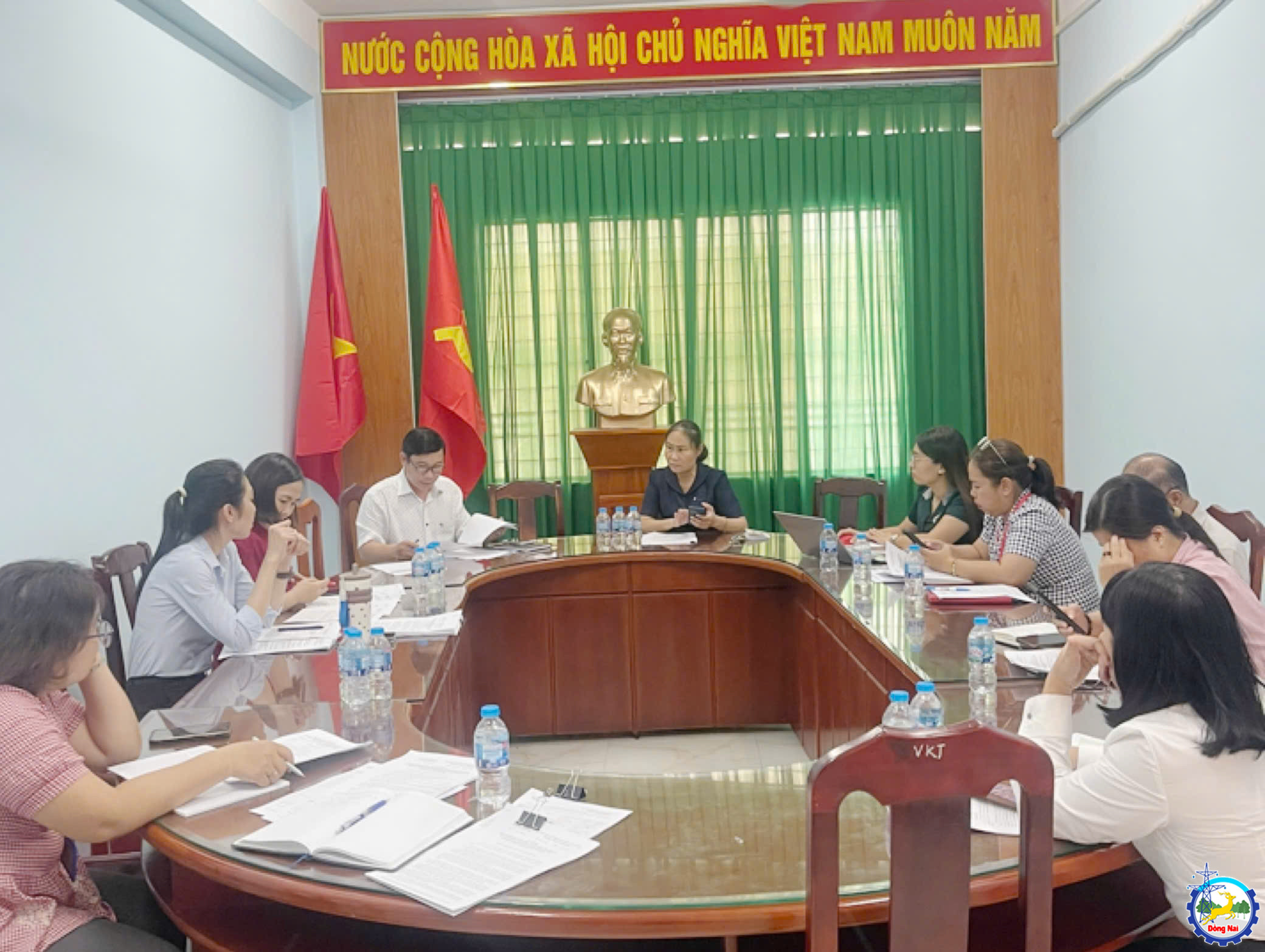 Bà Nguyễn Thị Minh Phượng - UVTV - Chủ tịch UBMTTQVN  Trưởng Ban Văn hóa - Xã hội HĐND phường - Chủ trì buổi thẩm tra