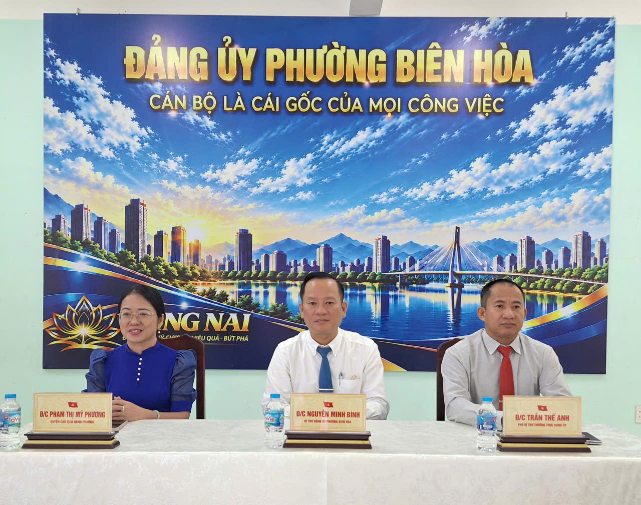 Đồng chí Nguyễn Minh Bình – Bí thư Đảng ủy, Chủ tịch HĐND phường; đồng chí Trần Thế Anh – Phó Bí thư Thường trực Đảng ủy; đồng chí Phạm Thị Mỹ Phương – Quyền Chủ tịch UBND phường tham dự buổi họp mặt.