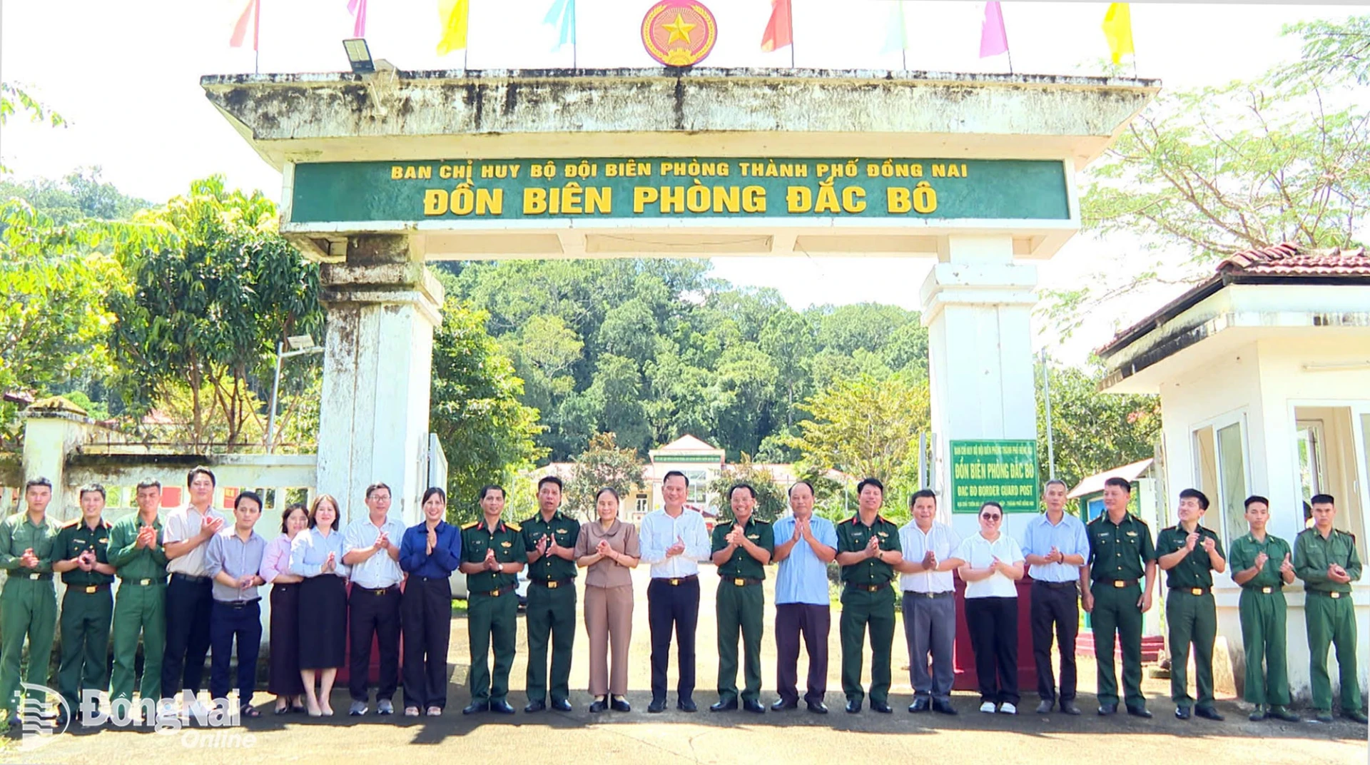 Đoàn công tác và cán bộ, chiến sĩ chụp ảnh lưu niệm.