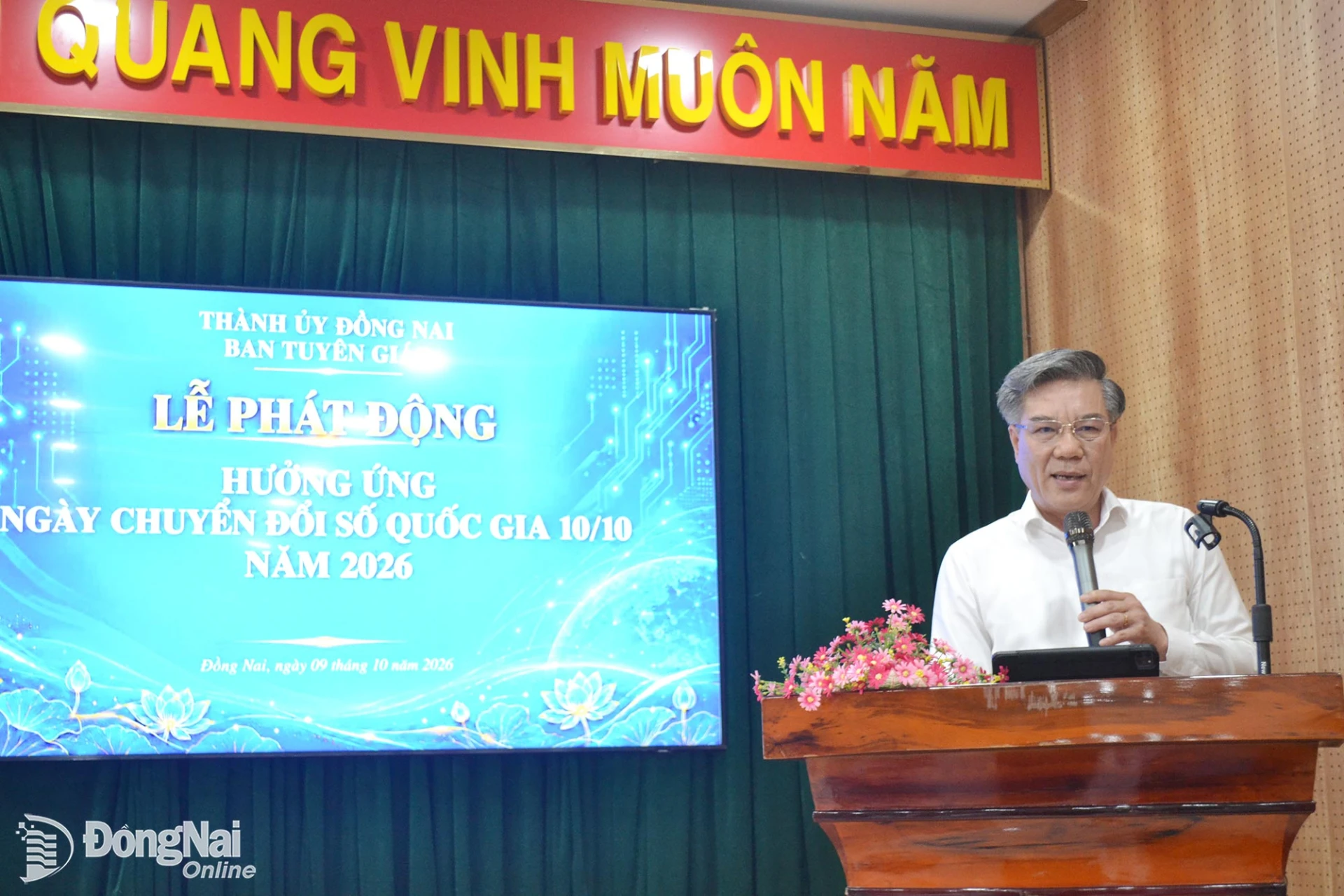 Ủy viên Ban Thường vụ Thành ủy, Bí thư Đảng ủy, Trưởng ban Tuyên giáo Thành ủy Dương Minh Dũng phát biểu quán triệt tại buổi lễ.